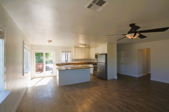 Foto del edificio - Rare Find in the Coveted Cheery Lynn Historic District!