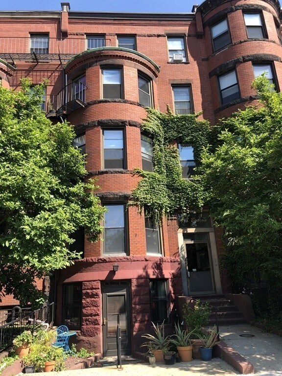 Primary Photo - 918 Beacon St