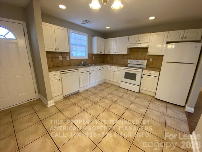 Foto del edificio - 911 Skyland St