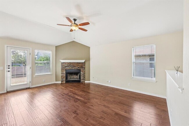 Building Photo - 602 Los Robles Rd