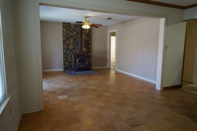 Building Photo - 3/2 2592sqft. $1400.00 2903 Williamson Way