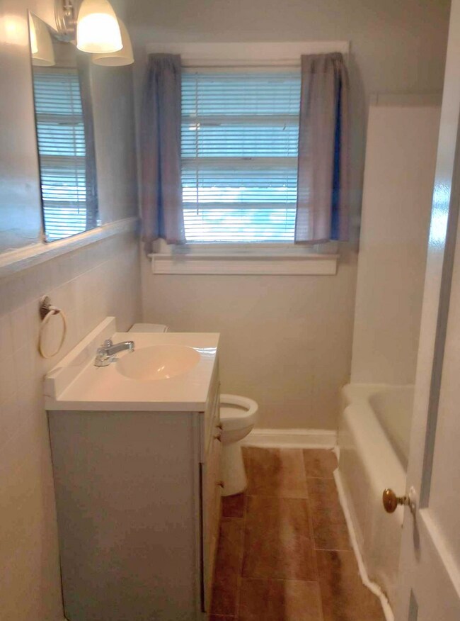 Building Photo - 2 bedroom & 2 bath home