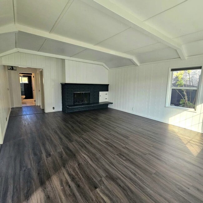 Building Photo - Charming and convenient 2 bed home with ba...