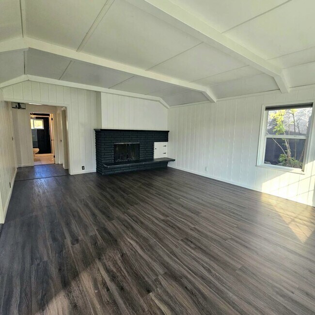 Foto del edificio - Charming and convenient 2 bed home with ba...