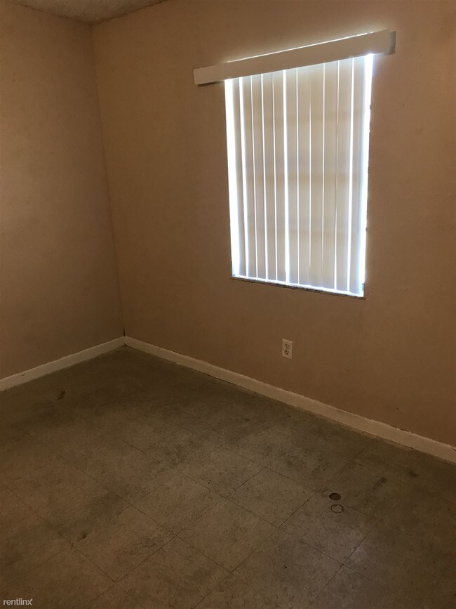 Building Photo - 3067 Saint Paul Dr