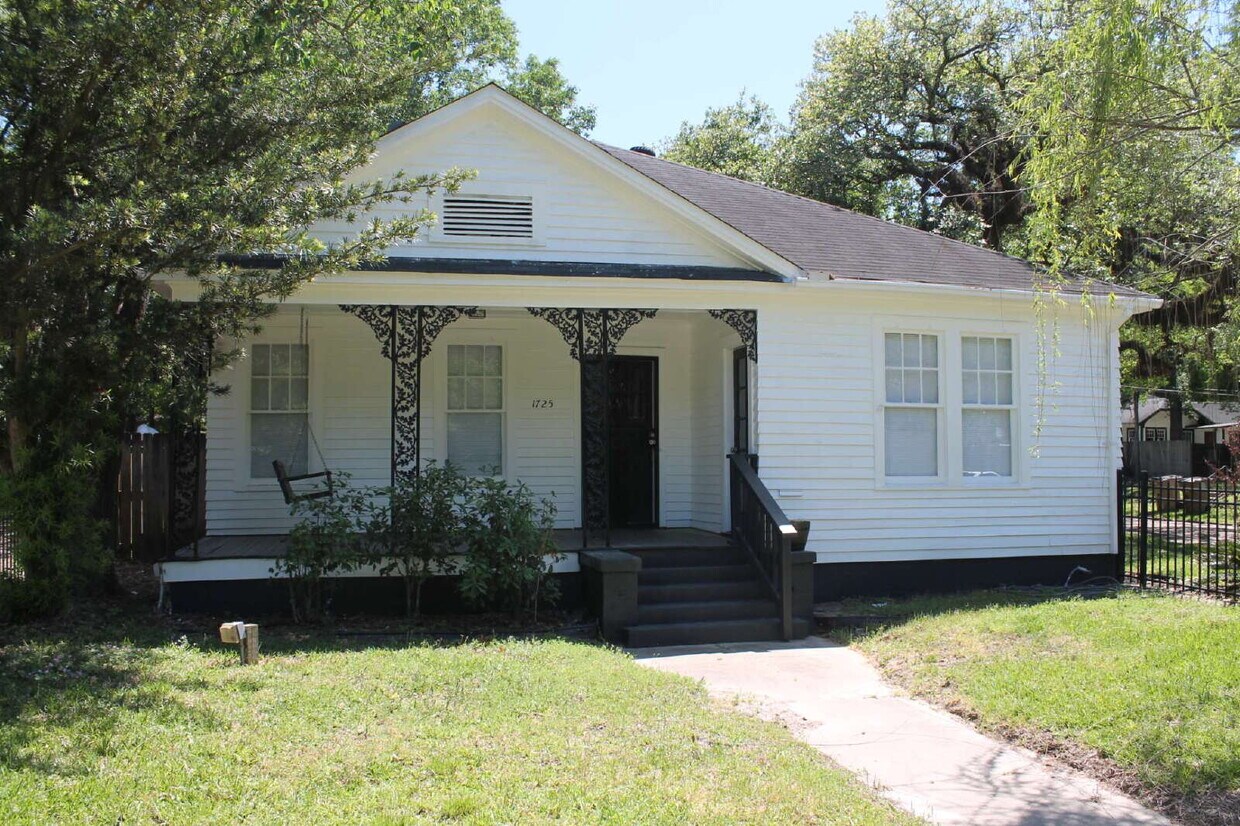 Foto principal - Cute cottage located in Midtown. Large front porch with a swing for cool evenings. Home is freshl...