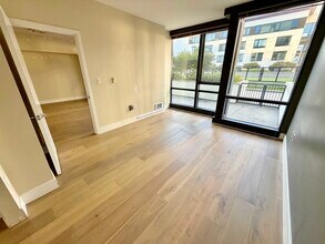 Building Photo - 260 King St