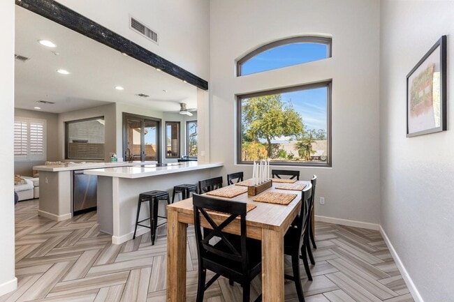 Foto del edificio - 10340 E Caribbean Ln