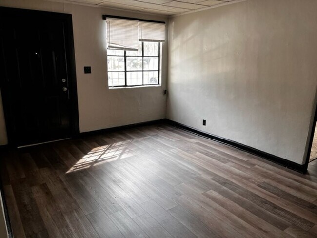 Foto del edificio - 106 E Mary St