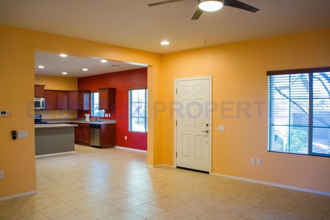 Foto del edificio - 2-STORY EAST SIDE HOME