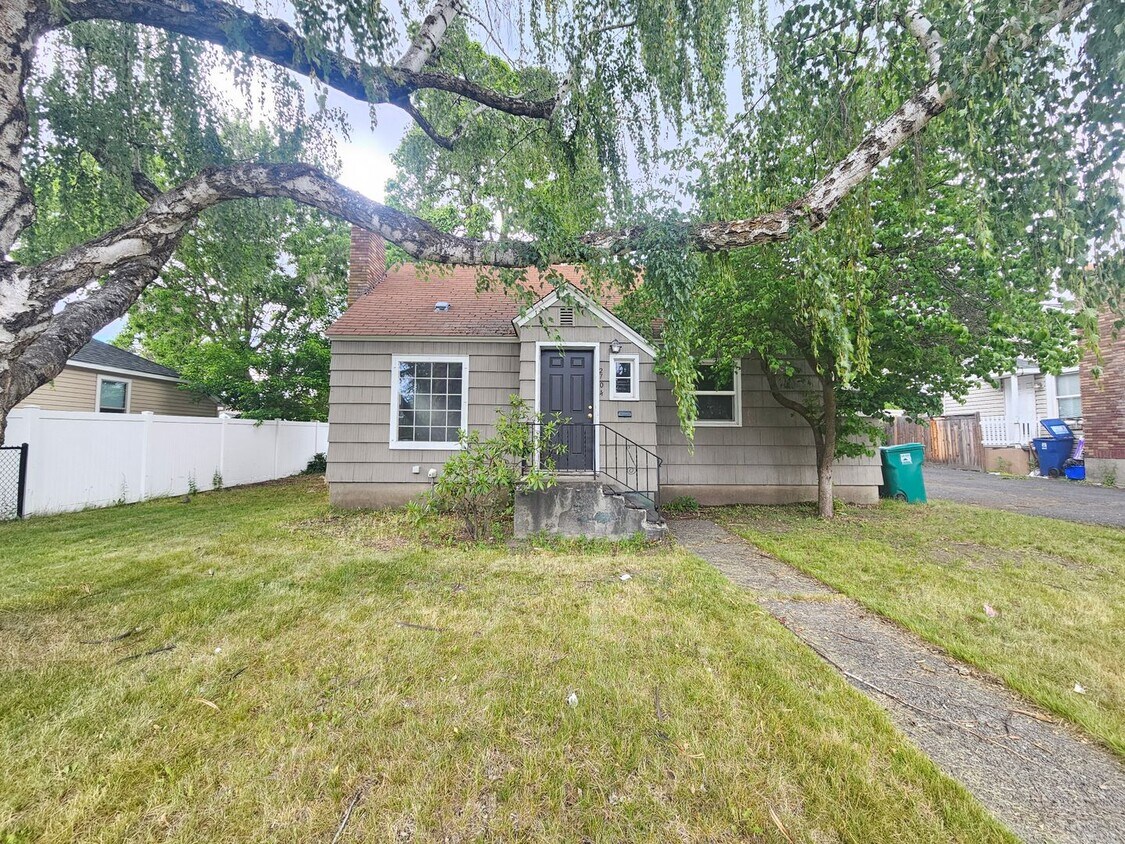 Foto principal - $1,750 - 3 Bed / 1 Bath Vintage Bungalow I...