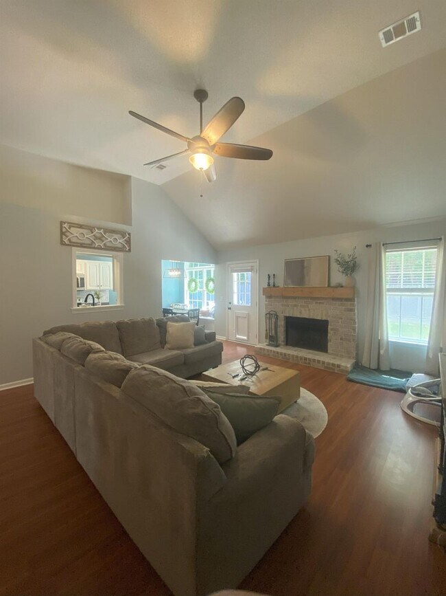 Foto del edificio - Beautiful 3 Bedroom Home with Fireplace & Private Backyard in Pooler