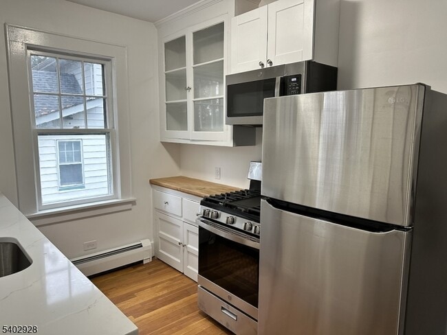 Foto del edificio - 28 Fuller Ave