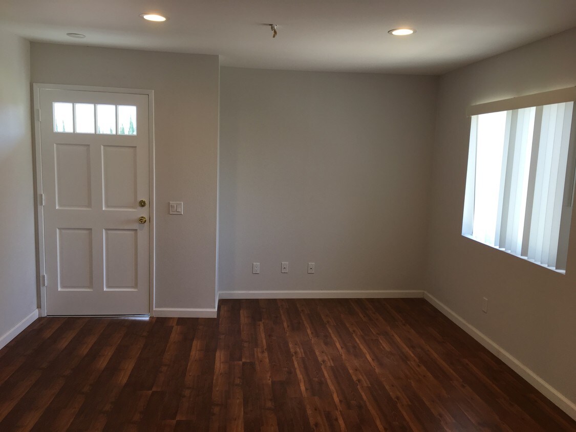 Livingroom - 420 Thompson Ave