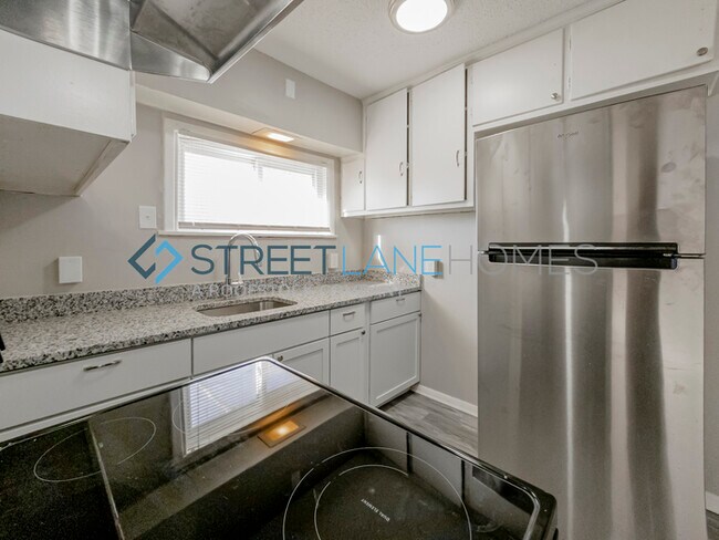 Building Photo - NOW OFFERING $250 OFF THE FIRST FULL MONTH...