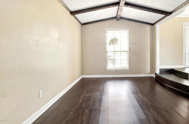 Building Photo - 3 bedroom, 2 bath home Convenient to schoo...