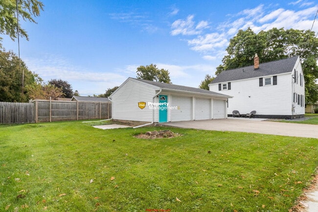 Building Photo - 4 bedroom home with 3 single car garges