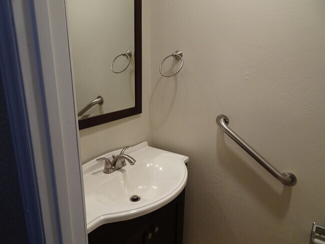 Building Photo - Redmond Bridle Trails 2 Bed 2 Bath Condo!