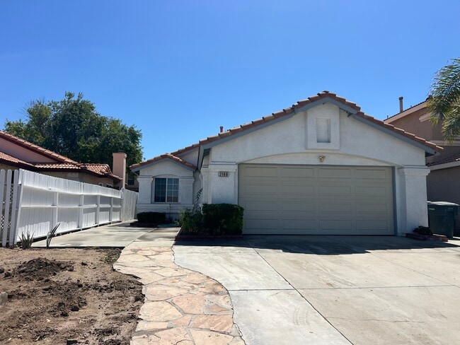 small front and back yard - 2169 Medical Center Dr (Perris, CA) House