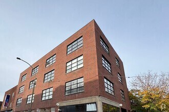 Building Photo - 900 Rue Saint-Philippe