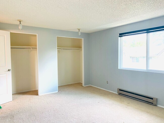 Building Photo - Light, Bright and Updated 2 bed 1.5 bath townhouse in Lynnwood