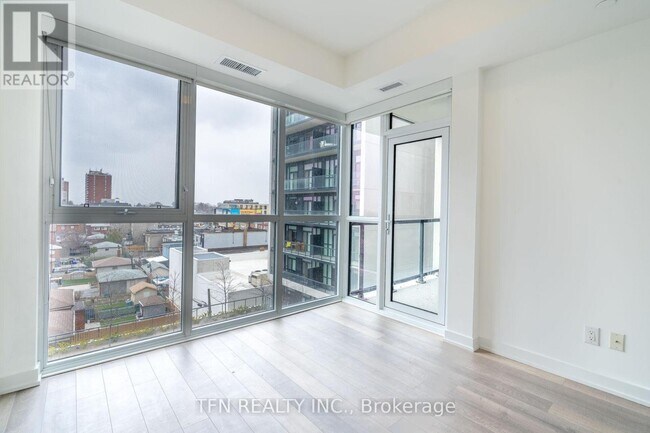 Photo du bâtiment - 1603 Eglinton Ave W