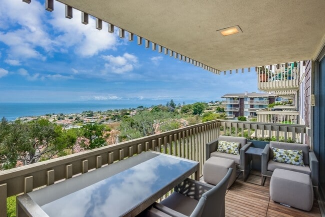 Building Photo - Big Ocean View 2 Bedroom