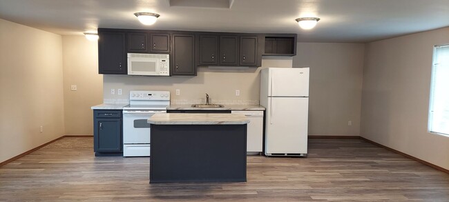 Building Photo - Kent downtown 2nd floor 2-bedroom apartmen...