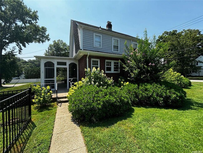 Building Photo - 160 W Neck Rd