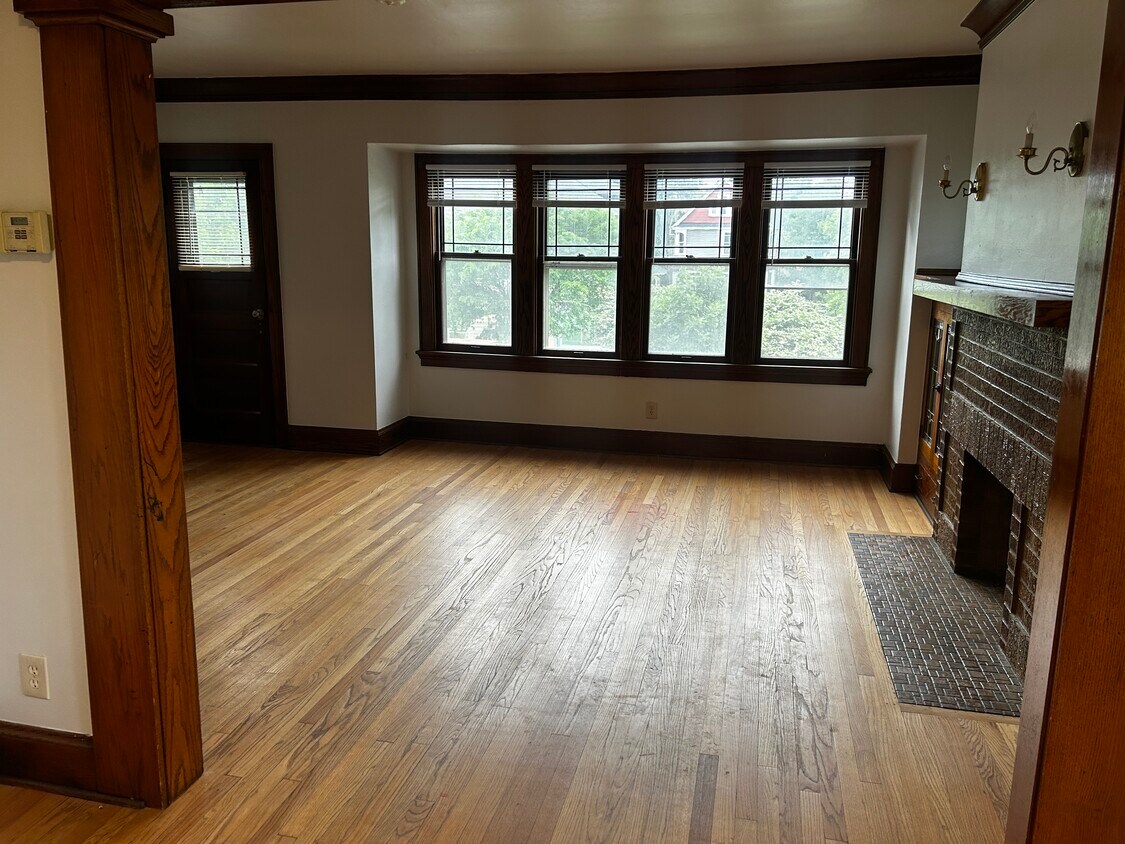 Foto principal - 5223 W Wisconsin Ave