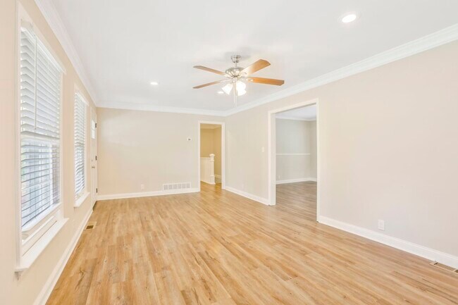 Building Photo - 7216 Pinecrest Dr