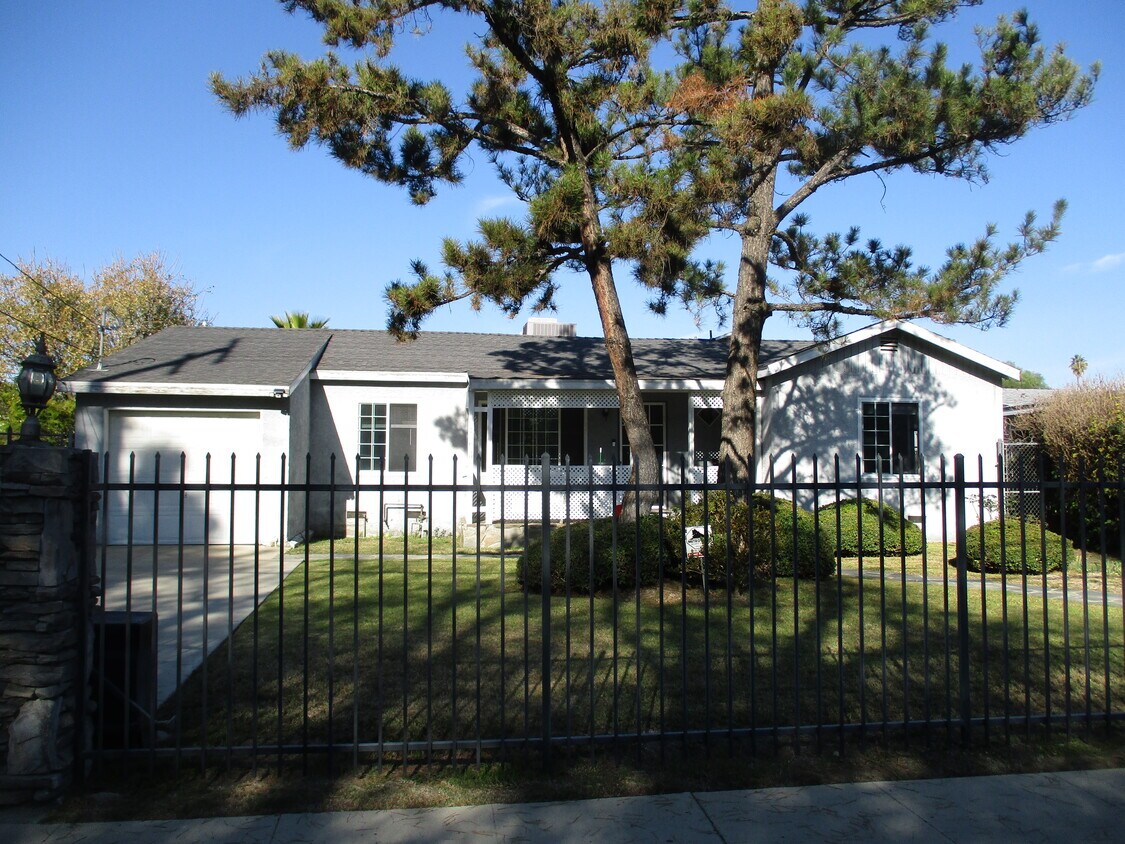 Foto principal - 18649 Chase St