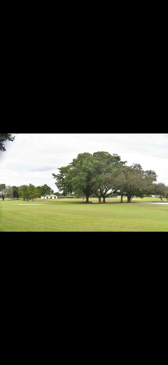 Foto del edificio - 3240 Fairway Cir