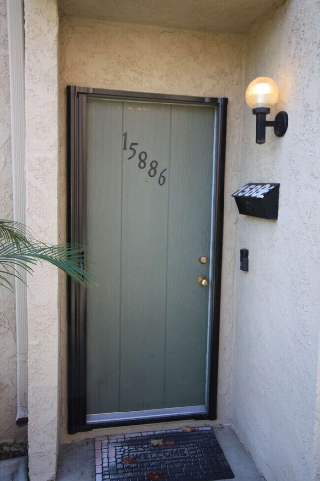 Foto del edificio - MOVE-IN READY - SPACIOUS 2-BEDROOM TOWNHOM...