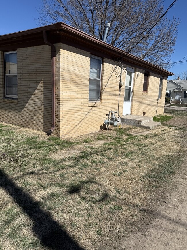 Building Photo - 615 N Elm St