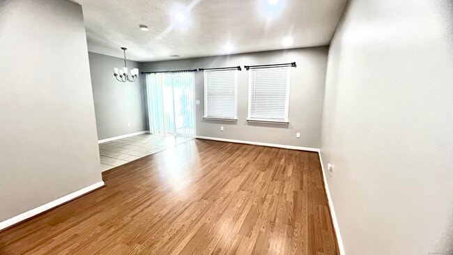 Building Photo - 16 Maple St