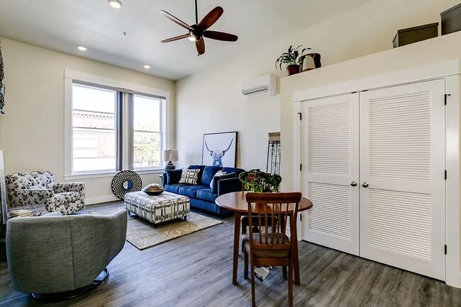 Building Photo - 607 E Main St