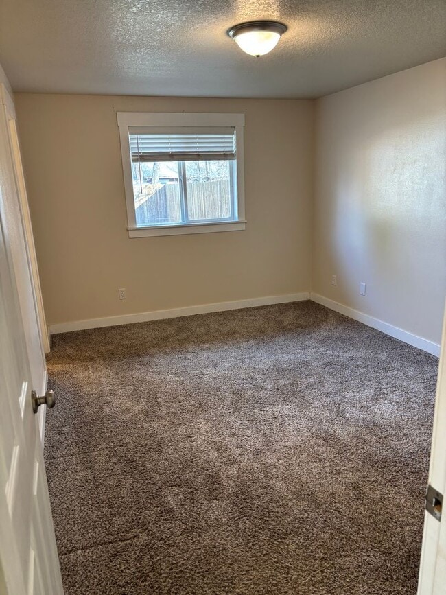 Building Photo - Single Story Redmond Home with Fully Fenced Yard