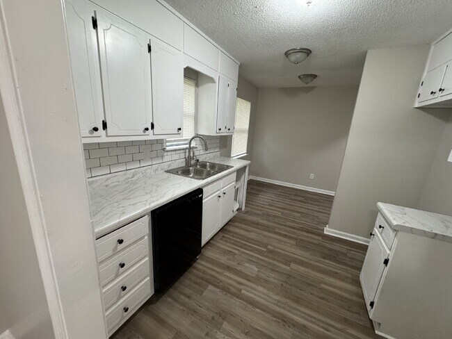 Foto del edificio - Charming 3-Bedroom, 2-Bath Home with 1,632...