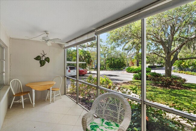 Foto del edificio - Beautifully updated 2 bed/2 bath located c...