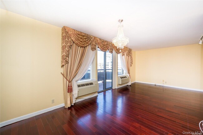 Foto del edificio - 141 Great Neck Rd