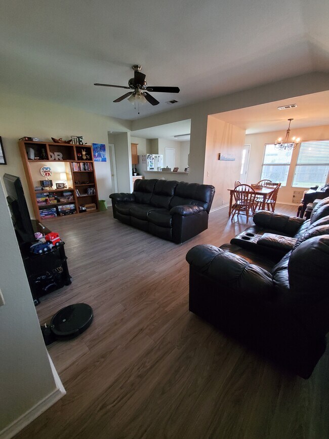 Sala de estar y comedor - 3609 Sonoma Dr