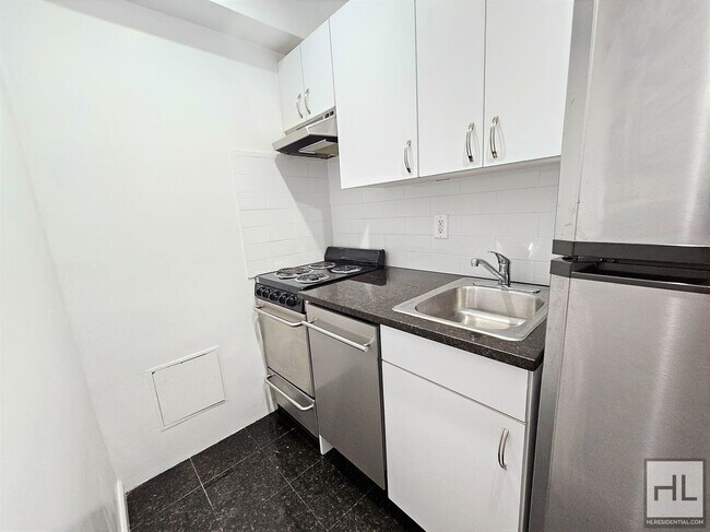 Foto del edificio - Oversized Eighth-Floor Studio in a Doorman Building Near Central Park