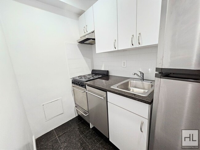Building Photo - Oversized Eighth-Floor Studio in a Doorman Building Near Central Park
