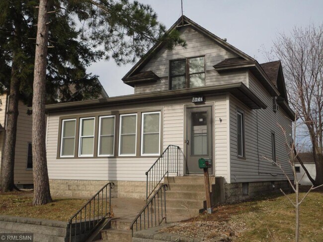 Building Photo - 622 Quincy St NE