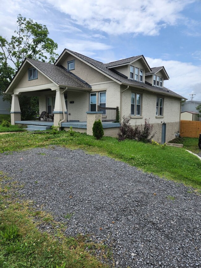 Building Photo - Beautifully Renovated Home Walkable to Dow...