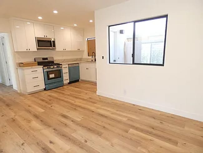 Foto del edificio - Luxury Four-Unit Estate