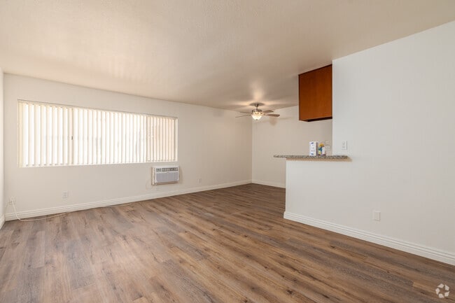 1 habitación, 1 baño - 594 pies cuadrados - Sala de estar - El Conquistador Apartments