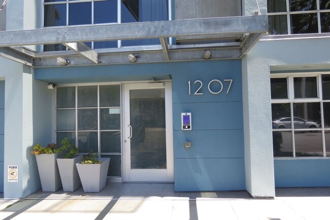 Building Photo - Huge Two Bedroom Condo in the Highly Desirable Neighborhood -  Dog Patch