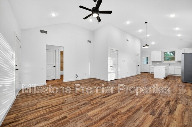 Building Photo - 723 Maple Row